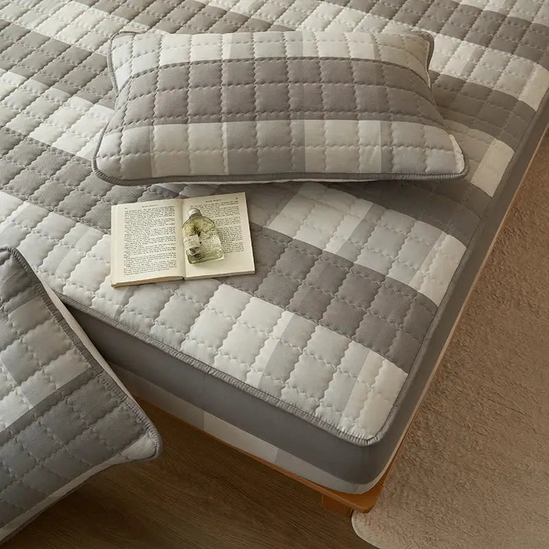 Quilted plaid mattress cover protector by Simples Market; gray tones, antibacterial and breathable