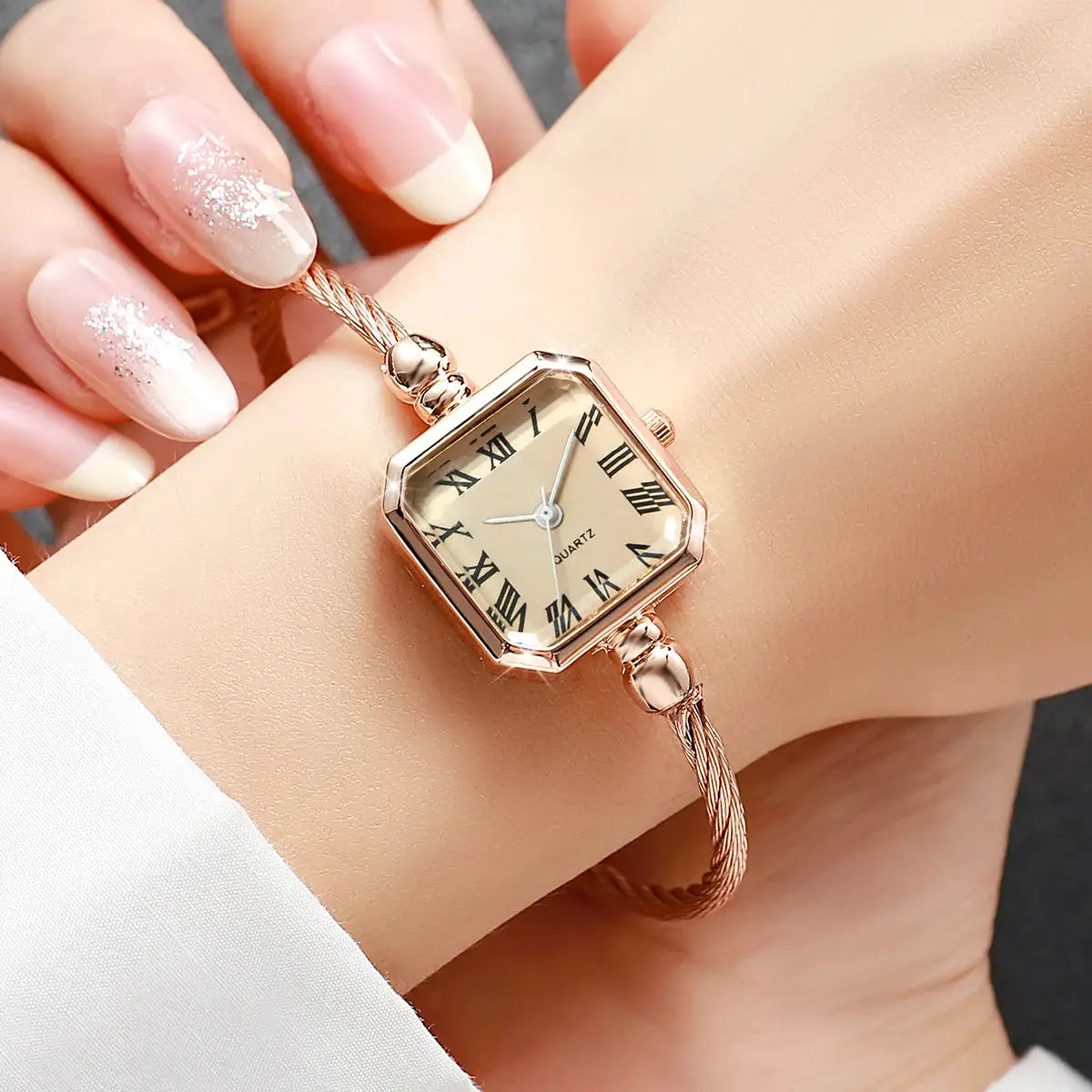 Women's square Roma dial quartz wristwatch with rose-gold bracelet strap by Simples Market