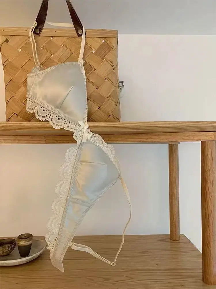 SP&CITY satin triangle-cup lace bra for women, white with scalloped lace trim, Simples Market