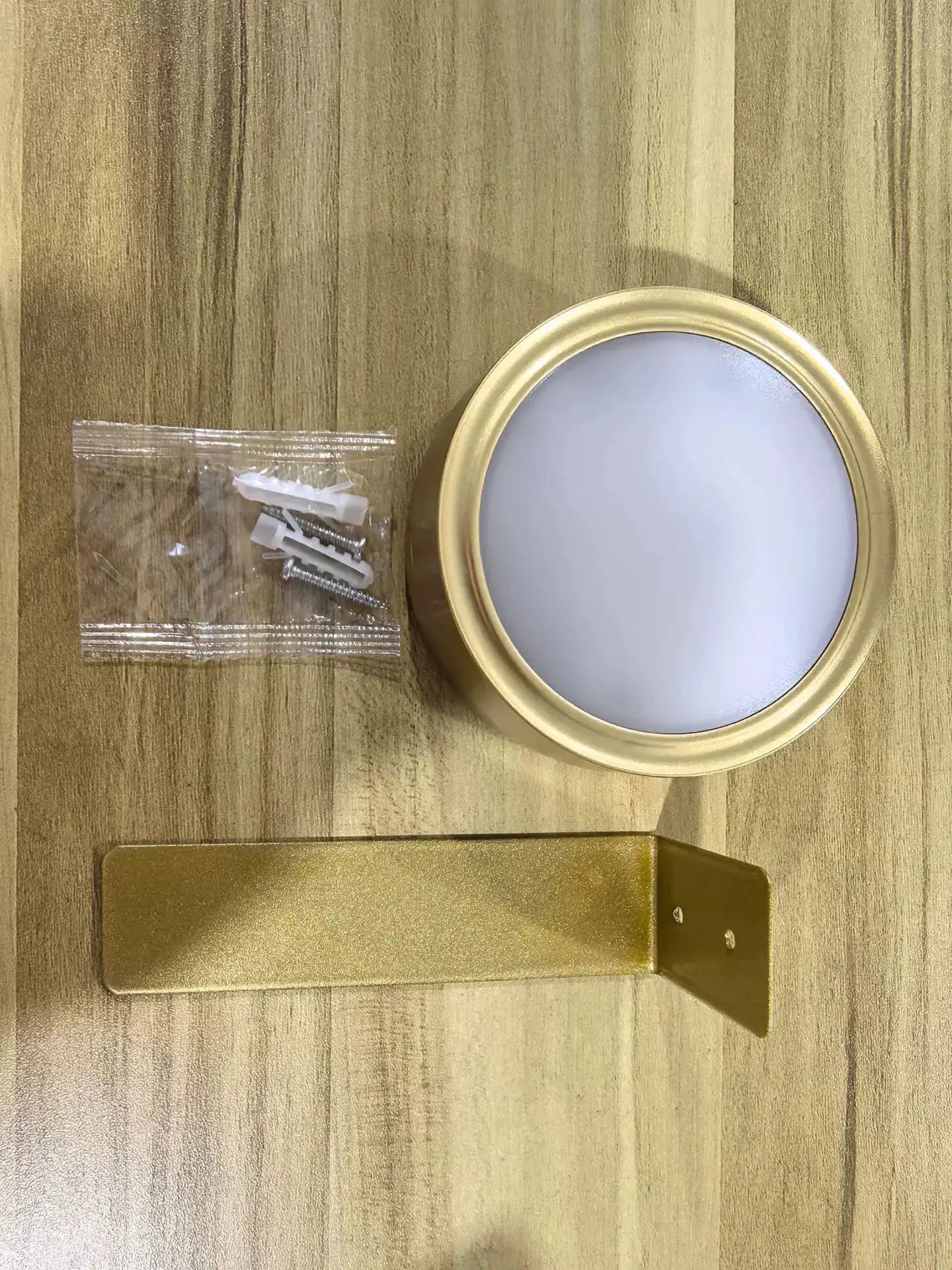 Round gold LED wall picture light, battery powered RGB dimmable, with mounting screws