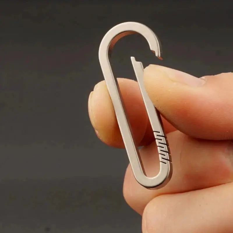 Titanium alloy quick-release carabiner keychain by Simples Market, silver