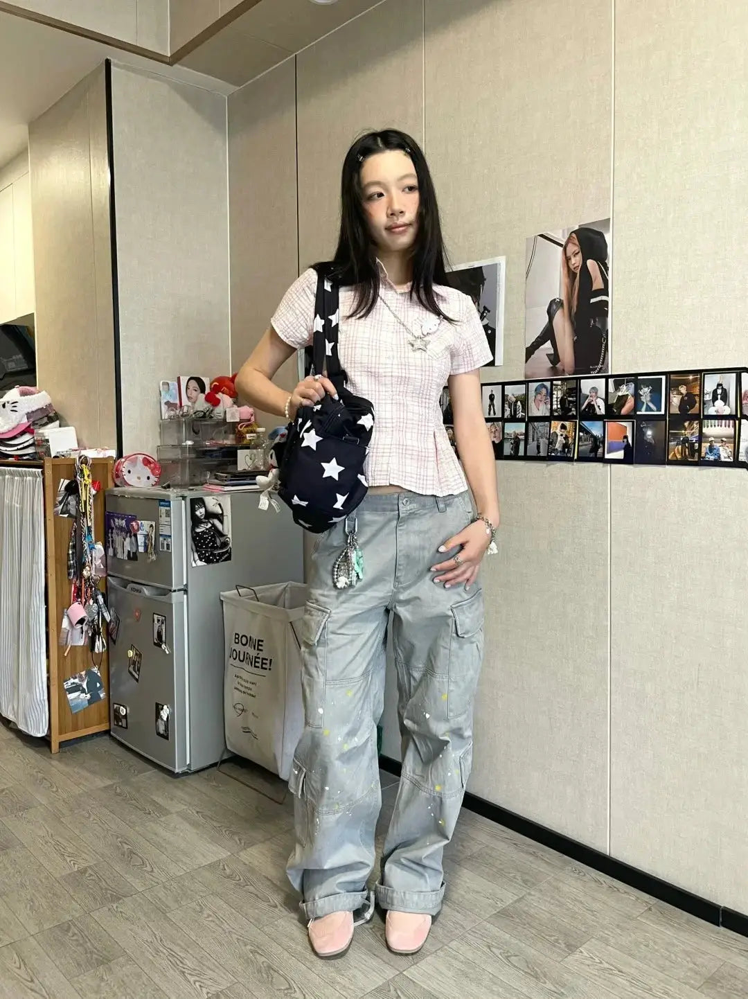 Genayooa Y2k pink plaid short-sleeve shirt with pocket; paired with gray cargo pants and a star-print tote bag