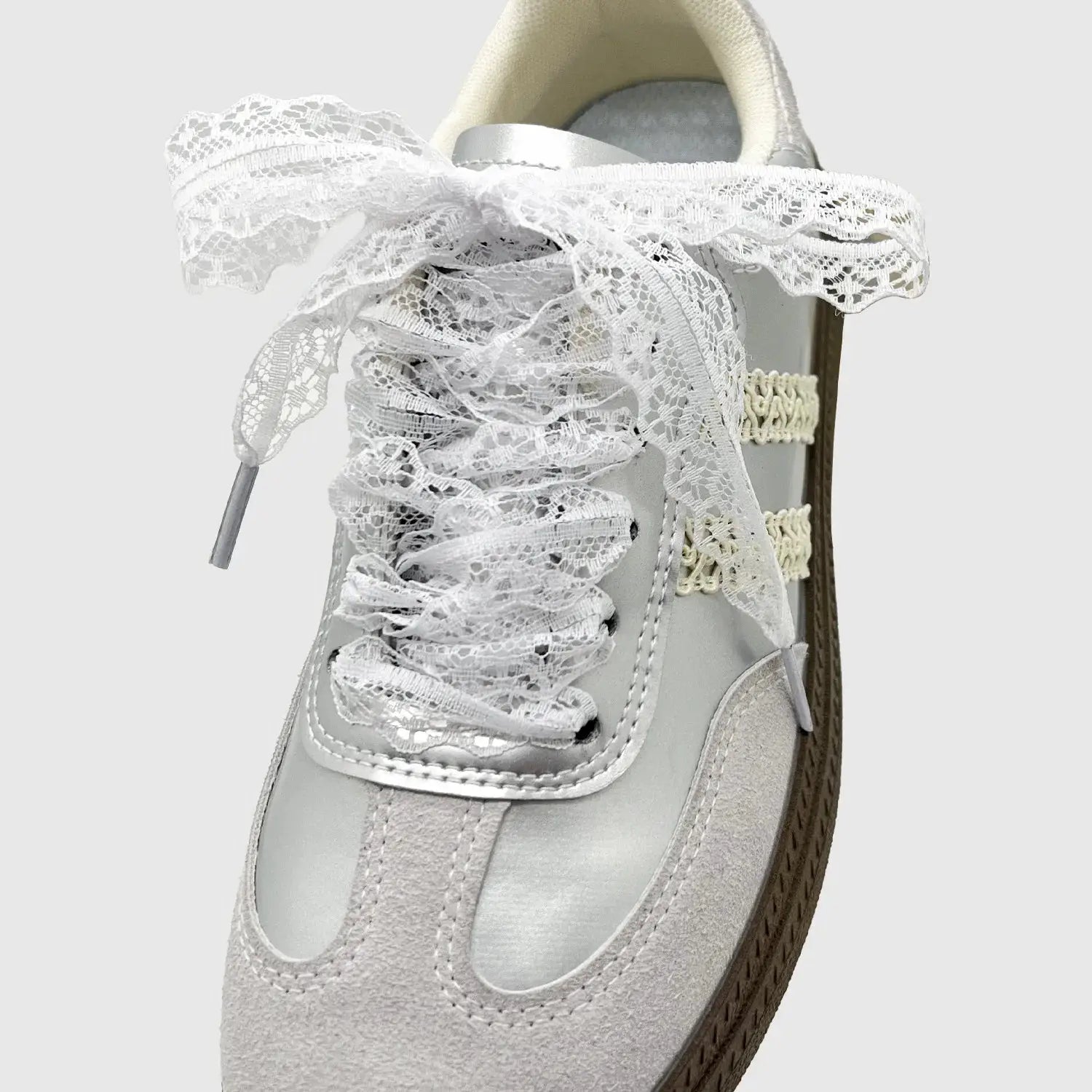 Women's lace-up shoelaces by Simples Market on a light gray sneaker with white lace bow