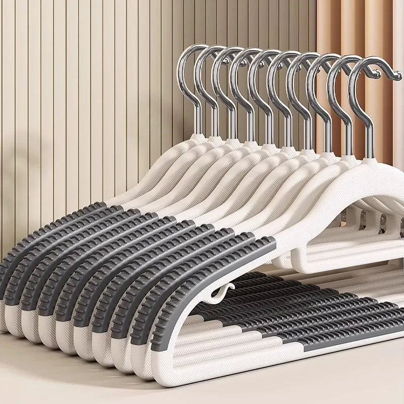 Plastic clothes hangers 50-pack by Simples Market with grey anti-slip grips and chrome hooks.