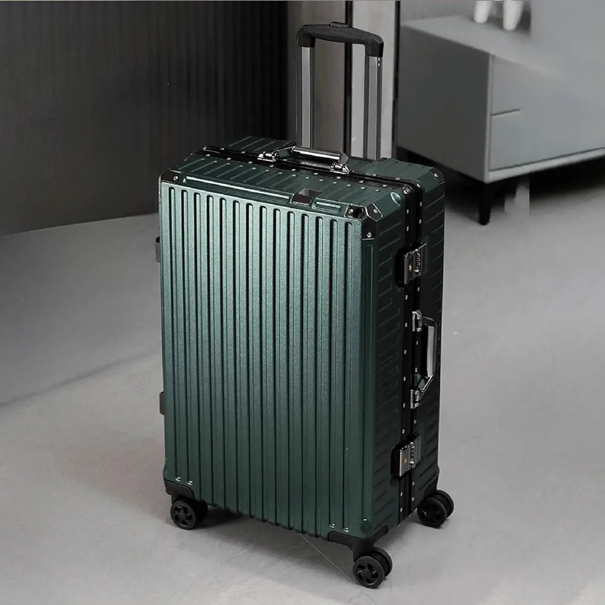 Trolley Luggage Aluminum Frame Rolling Suitcase Durable Carry On With USB Charging And 360 Degree Spinner Wheels