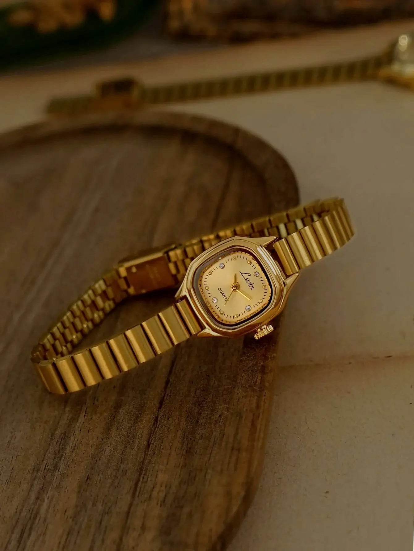 Women's gold square-dial watch with stainless steel bracelet, quartz movement, elegant Simples Market design