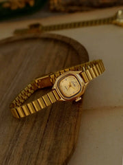 Women's gold square-dial watch with stainless steel bracelet, quartz movement, elegant Simples Market design