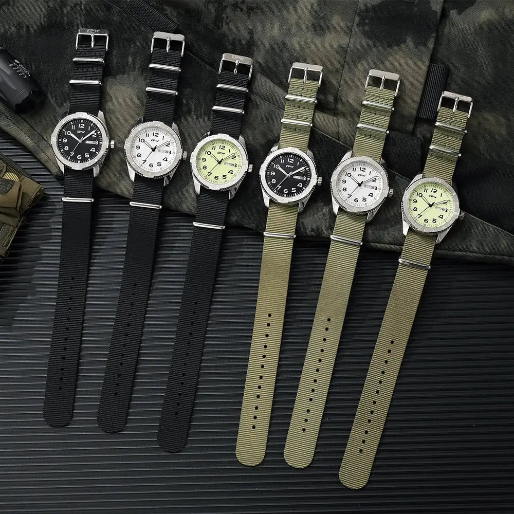 Simples Market 2026 TPW 40mm field watches with fabric straps; 6 pieces in black and olive, quartz movement, luminous rotating bezel, date and day.
