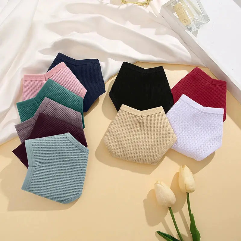 4-piece set of waffle cotton panties for women in assorted colors by Simples Market, high-waist briefs.