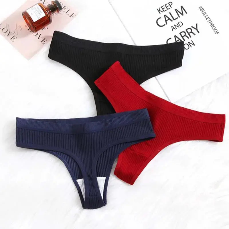 Simples Market 3-pack women's cotton low-waist thong underwear in black, red, and navy blue; ribbed seamless fabric