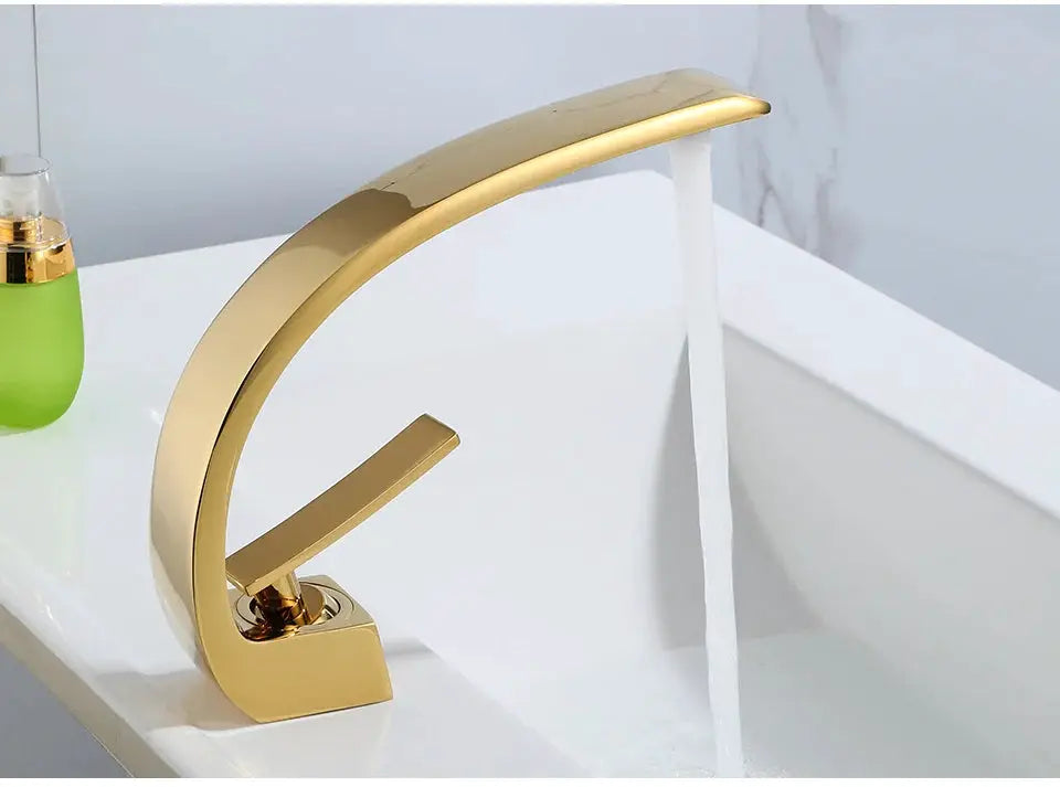 Basin faucet by Simples Market in gold finish, modern single-handle waterfall mixer.