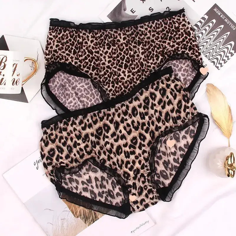 Simples Market leopard print mid-waist women's panties, two-piece set with black lace trim.