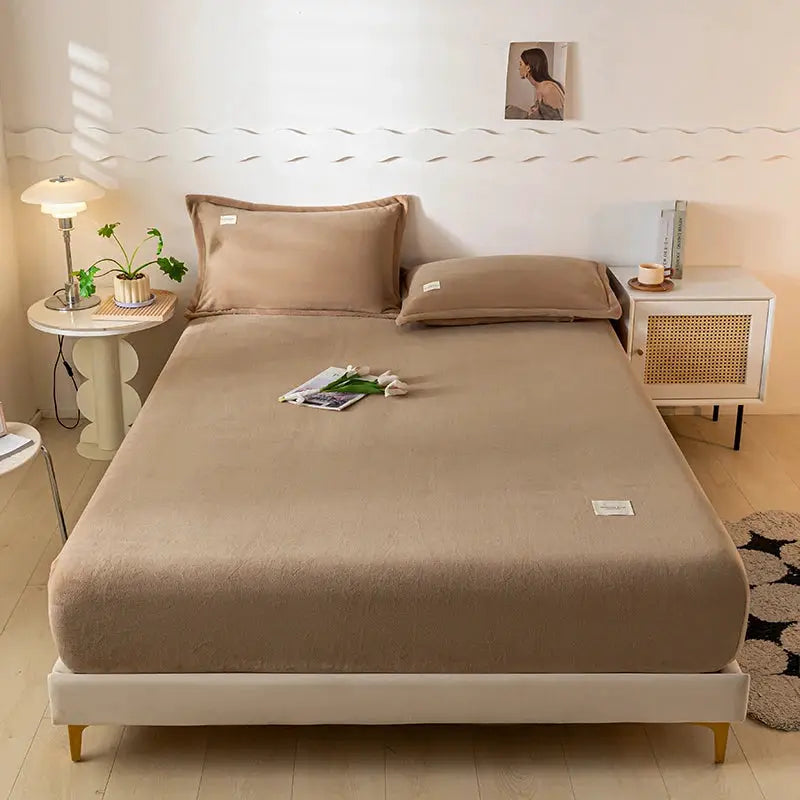 Velvet thermal mattress cover in beige plush fabric on a queen bed, 120x200