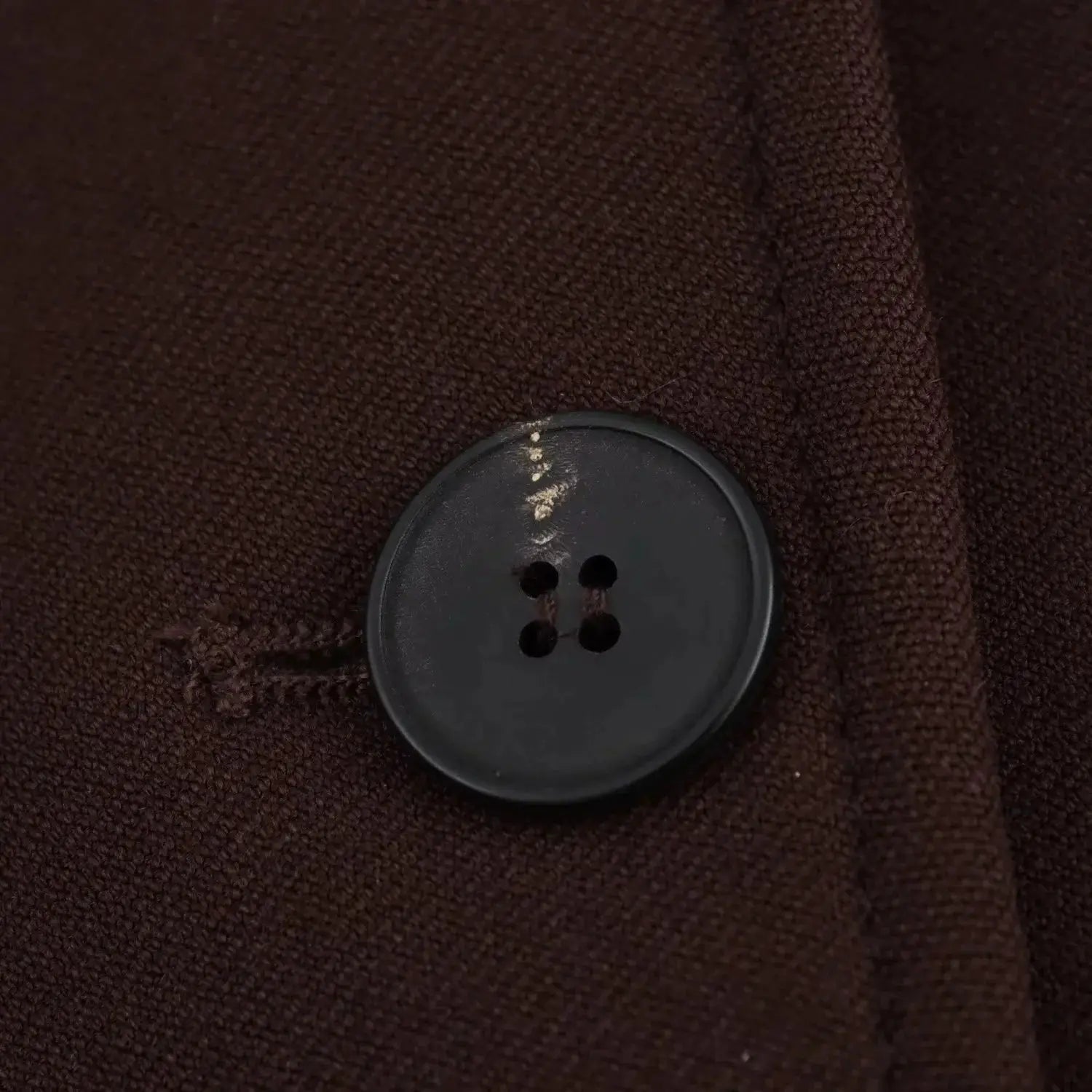 KONDALA blazer close-up in dark brown textured fabric with a black button, Simples Market