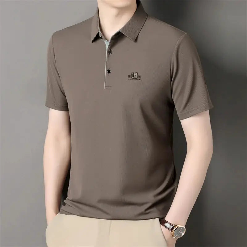 Simples Market men's polo shirt with badge, brown solid color, short sleeves, breathable fabric.