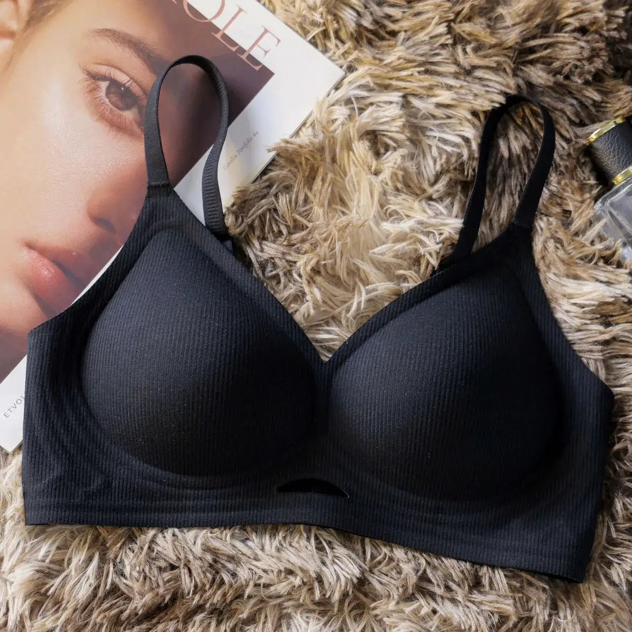 Seamless push-up bra by Simples Market, black, breathable and comfortable