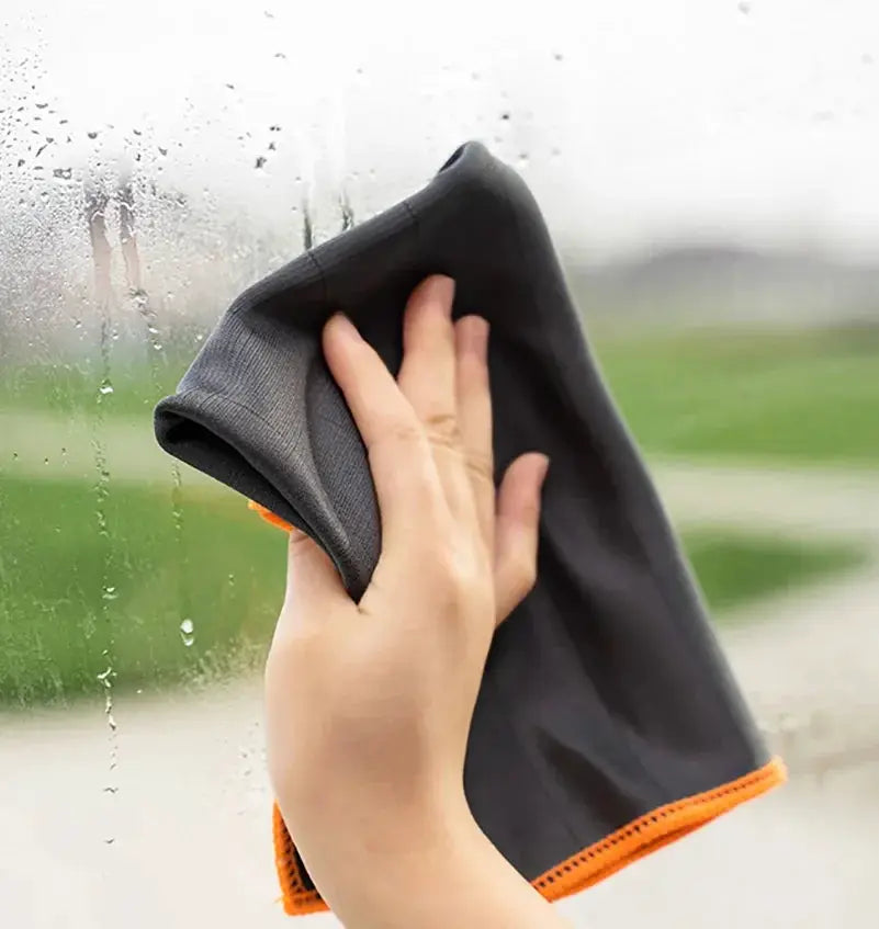 Simples Market lint-free carbon fiber cleaning cloth, gray with orange trim, for glass windows and polishing.