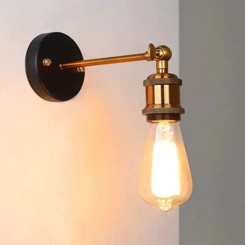 American single-head wall lamp by Simples Market with black round backplate and brass arm, industrial retro Edison bulb.