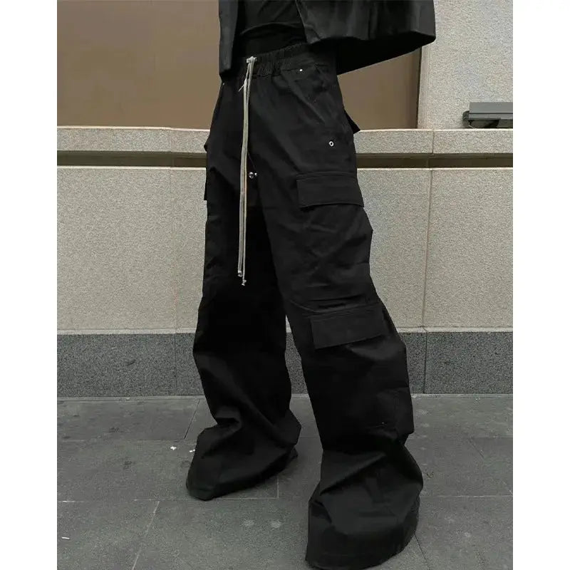 Owen Seak men's cargo pants by Simples Market in black, loose cargo trousers with large pockets and drawstring waist