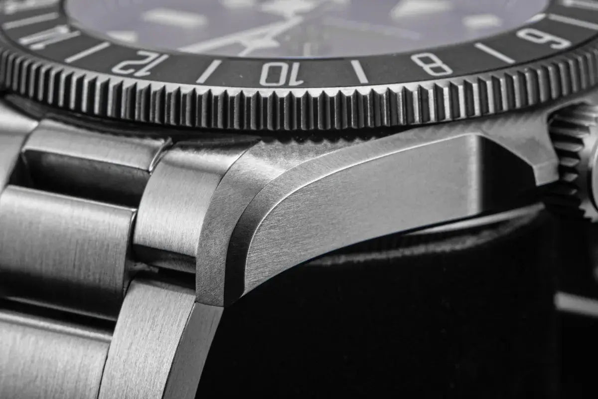 SEESTERN Diver Man watch titanium bracelet with rotating bezel close-up.