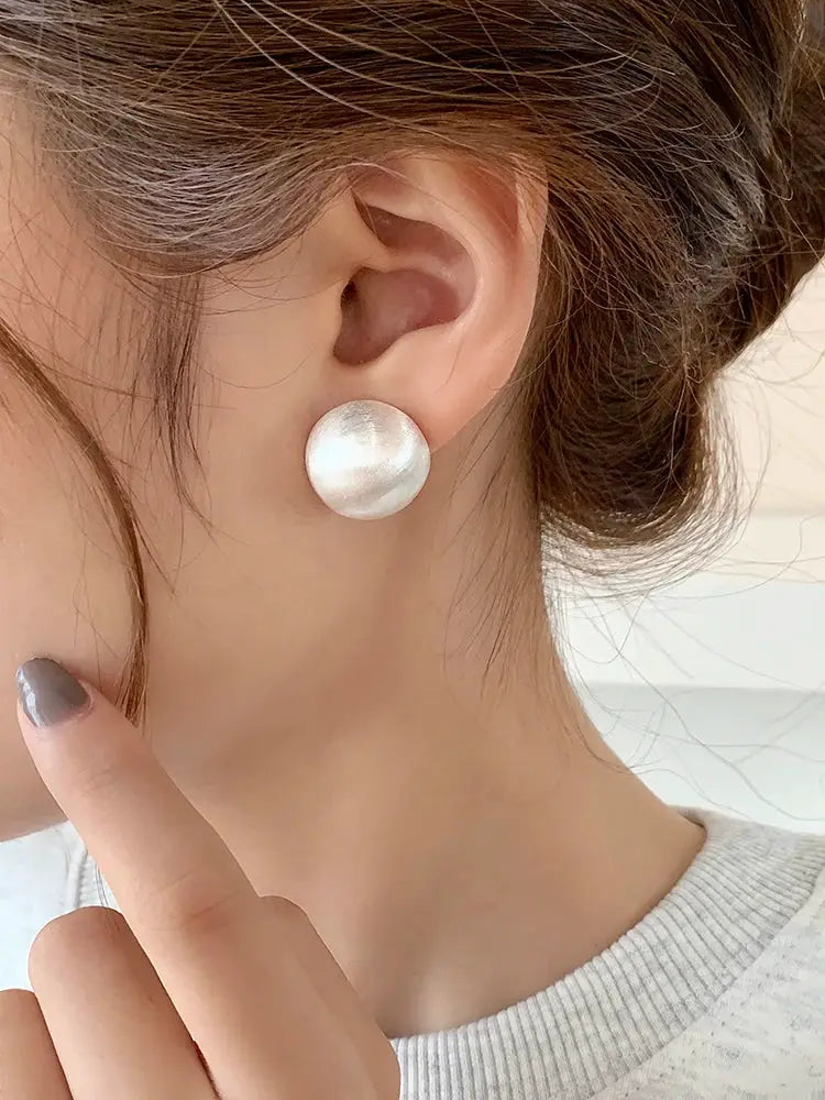 Disc stud earrings in brushed frosted silver metal by Simples Market