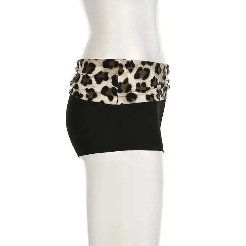 Leopard-print patchwork booty shorts with black low-waist body by Simples Market