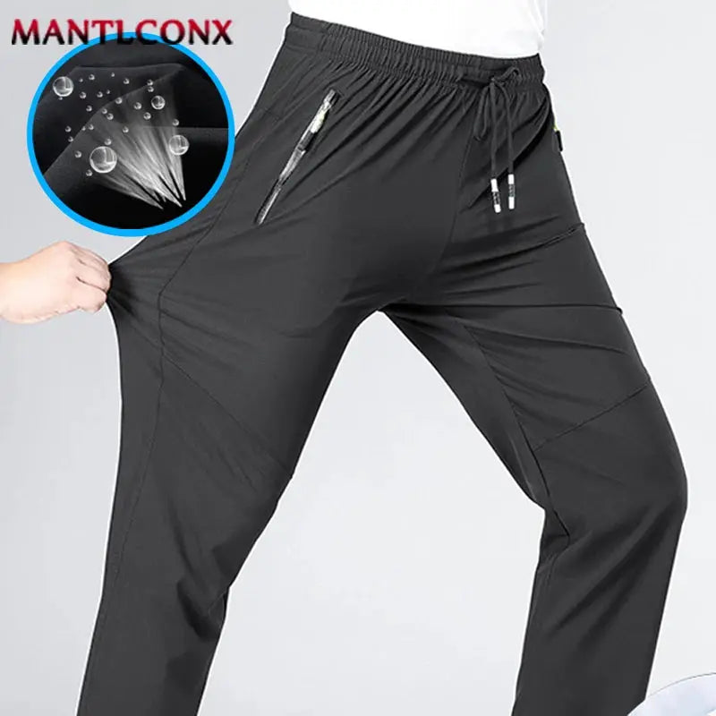 Simples Market men's breathable quick-dry jogger pants in black with elastic waistband and zip pockets.