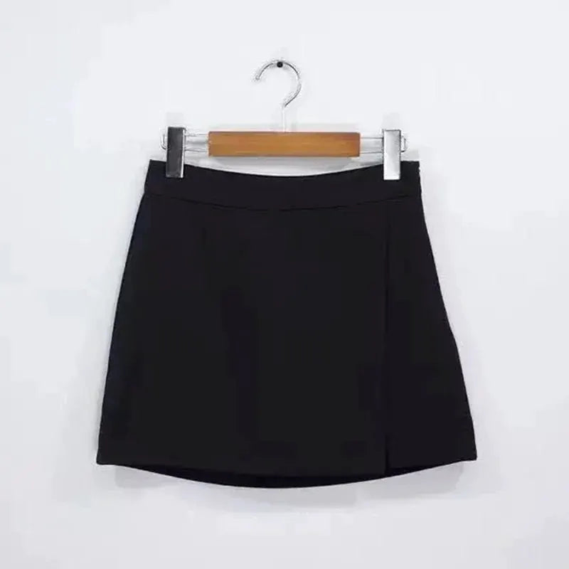 Black mini skirt by Simples Market; high-waist A-line with irregular side slits