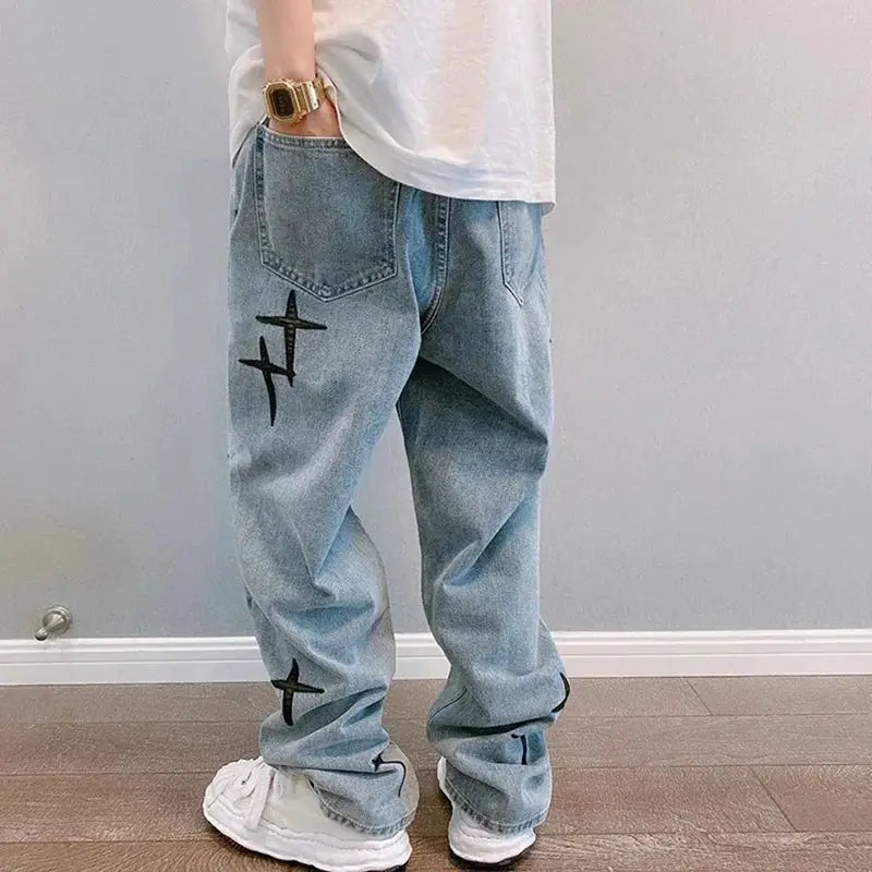 Men's light-blue denim cargo jeans with a loose straight fit and star prints, Simples Market.