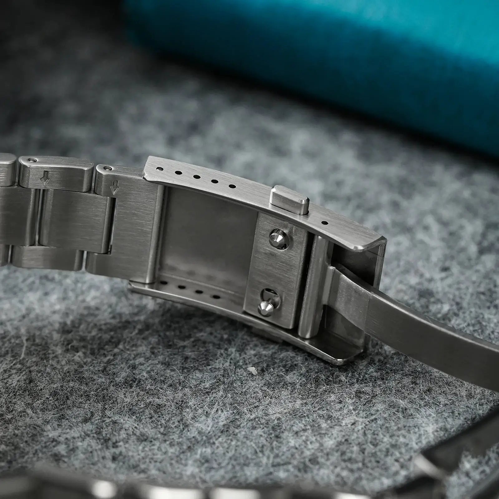 Watchdives WD0526 VK63 stainless steel watch bracelet with brushed links and adjustable clasp
