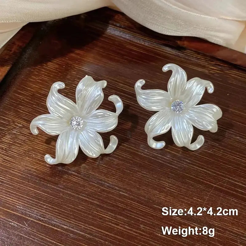 Pair of white flower acrylic enamel earrings with crystal center, each 4.2x4.2cm