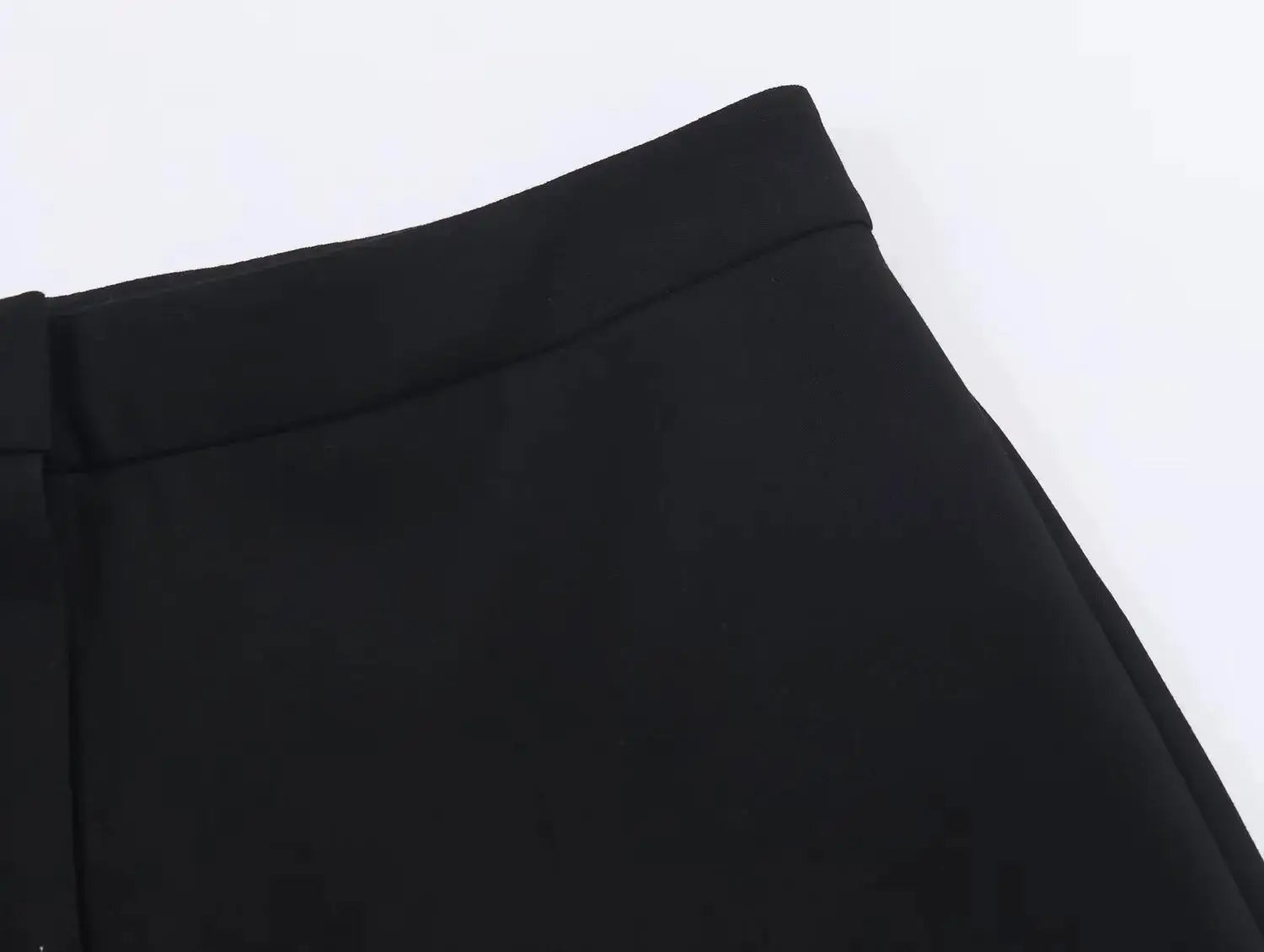 Women's black blazer from Simples Market, close-up of shoulder seam