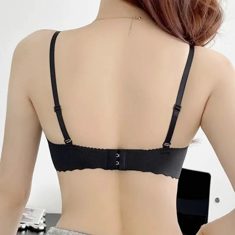 Sexy Push-Up Seamless Bra by Simples Market in black ribbed fabric with adjustable straps.