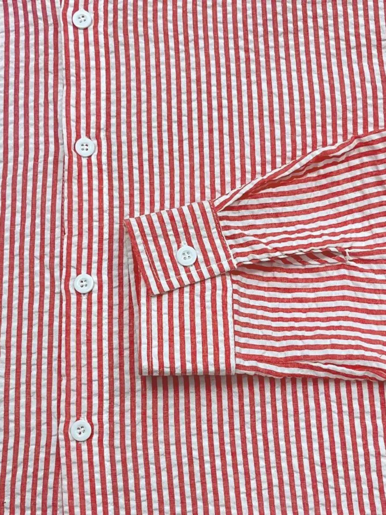 Men's long-sleeve striped shirt in red and white by Simples Market, casual button-down wear.