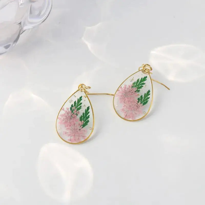 Teardrop epoxy resin flower earrings with pink blossoms and green leaves in gold frame (2 pcs)