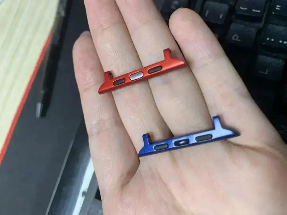Simples Market Apple Watch band adapters, two metal connectors in red and blue for multiple sizes.