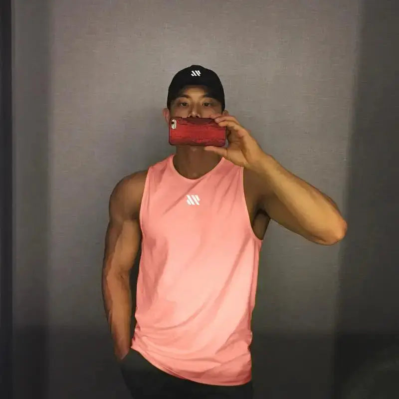Mannen pink bodybuilding stringer tank top from Simples Market; sleeveless gym shirt with logo, man in mirror selfie.