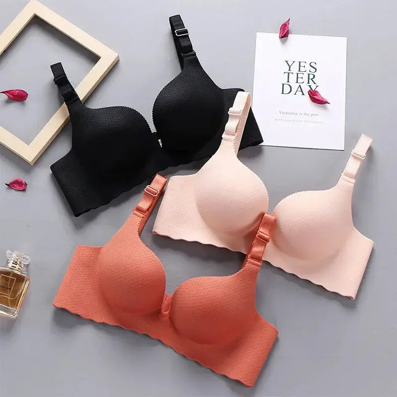 Simples Market Extreme Push-Up Bra 3-pack; wireless double cups, 8cm thick pads, black/nude/coral, soft fabric.