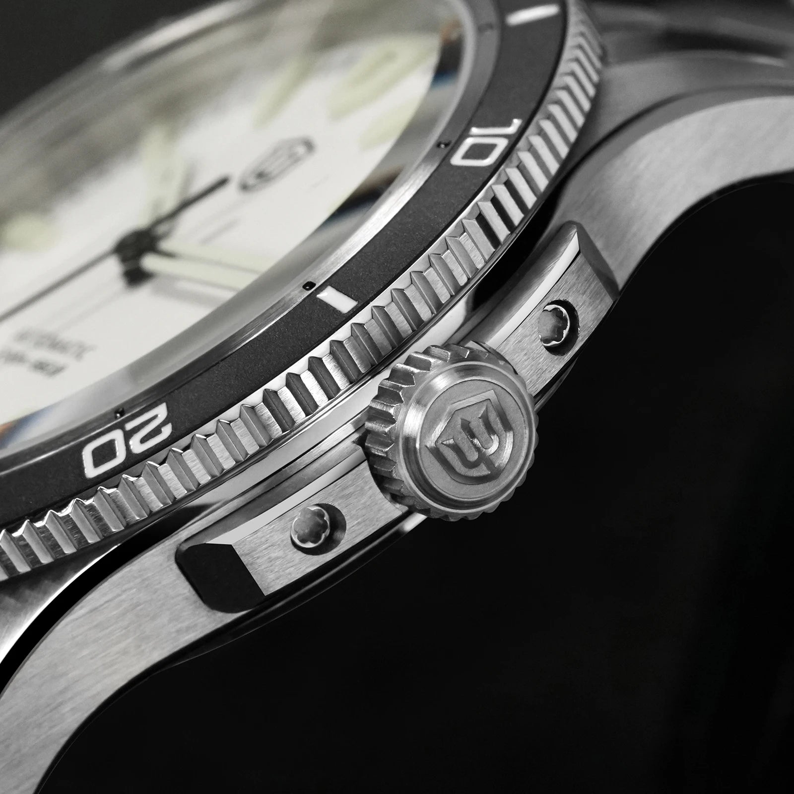 Watchdives Premier WD0019 dive watch close-up of crown with logo and serrated bezel.