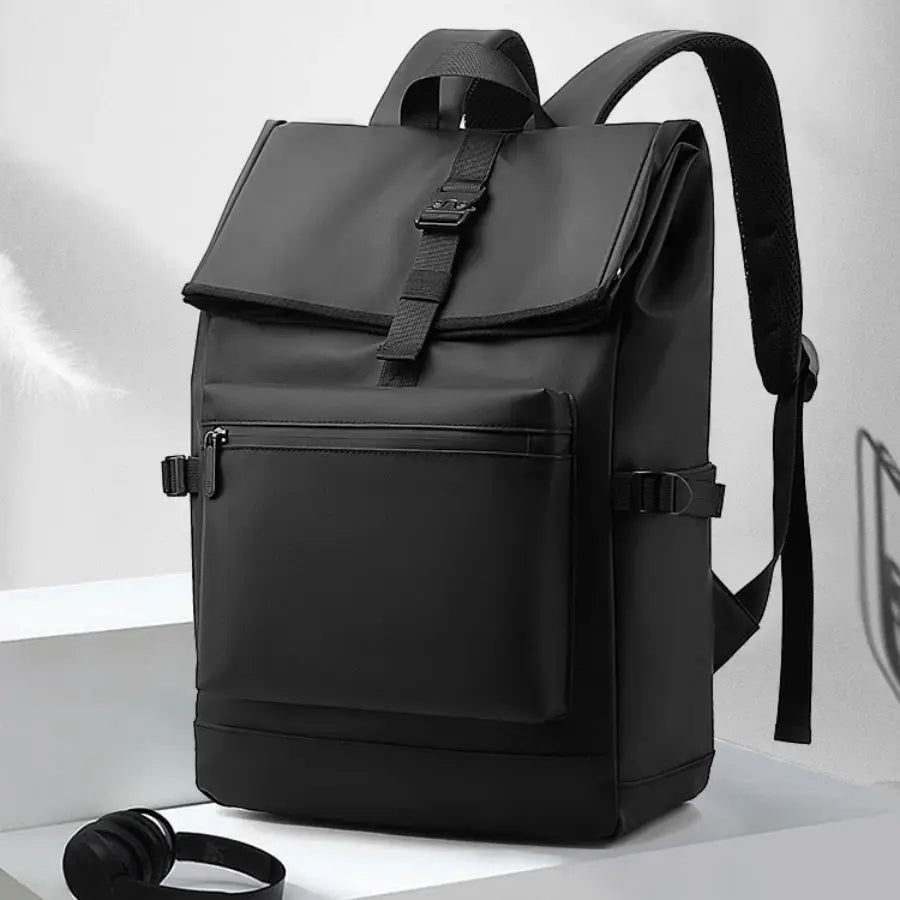 Simples Market 17-inch urban men's business backpack, black, large-capacity with front zip pocket and top buckle strap.