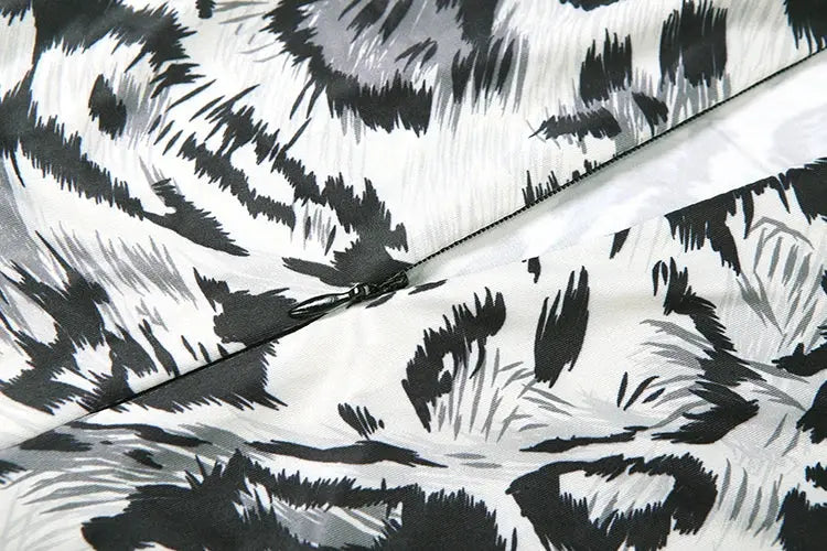 Kliou leopard print jumpsuit fabric close-up, black and white pattern, Simples Market
