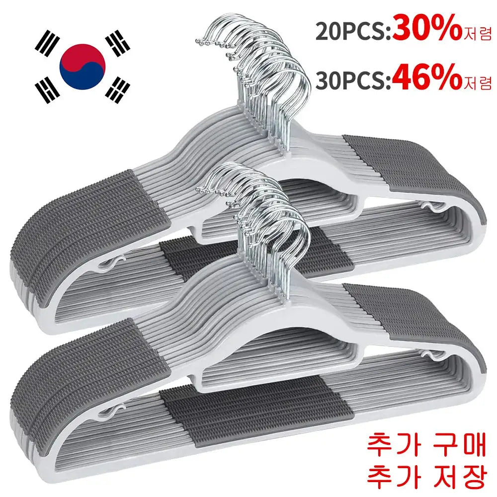 Plastic hangers by Simples Market with anti-slip, scratch-resistant shoulder grips; 20 pcs