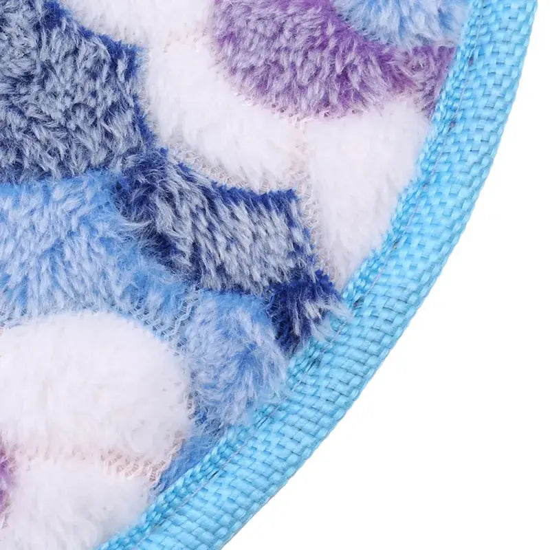 Simples Market plush toilet seat mat with random-color fuzzy patches and blue woven edge, waterproof backing.