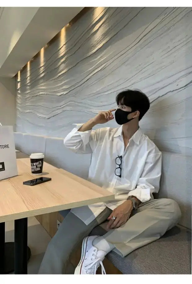 Simples Market white solid-color long-sleeve men's shirt, slim-fit casual business top, worn by man in cafe
