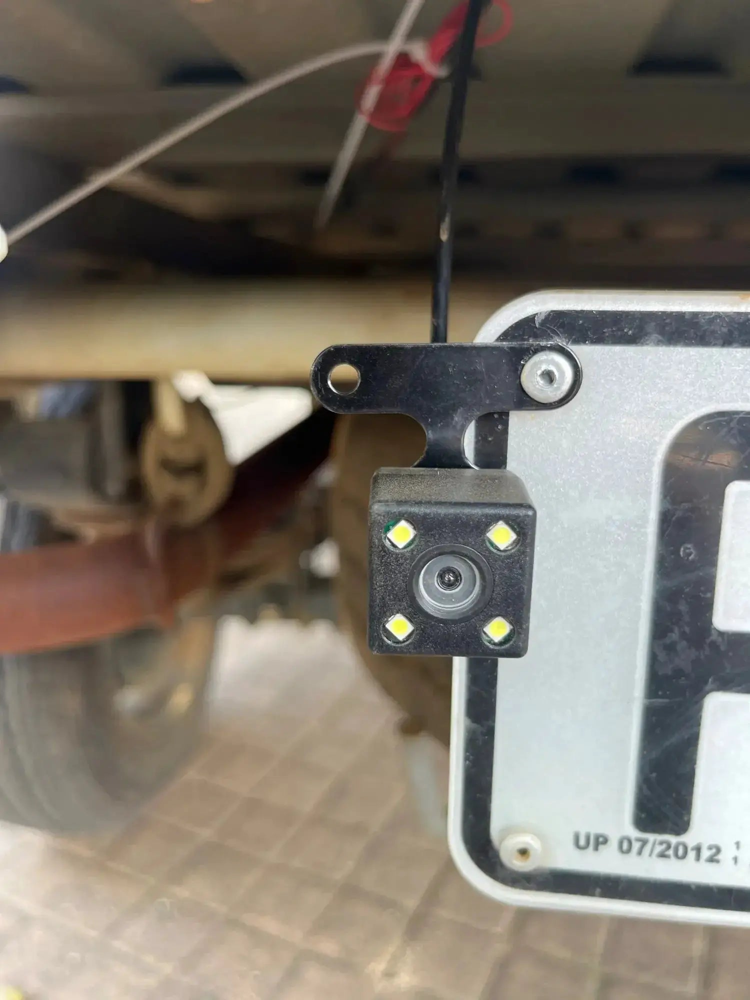 Simples Market 3-channel car dash cam with LED lights around the lens mounted on a metal bracket