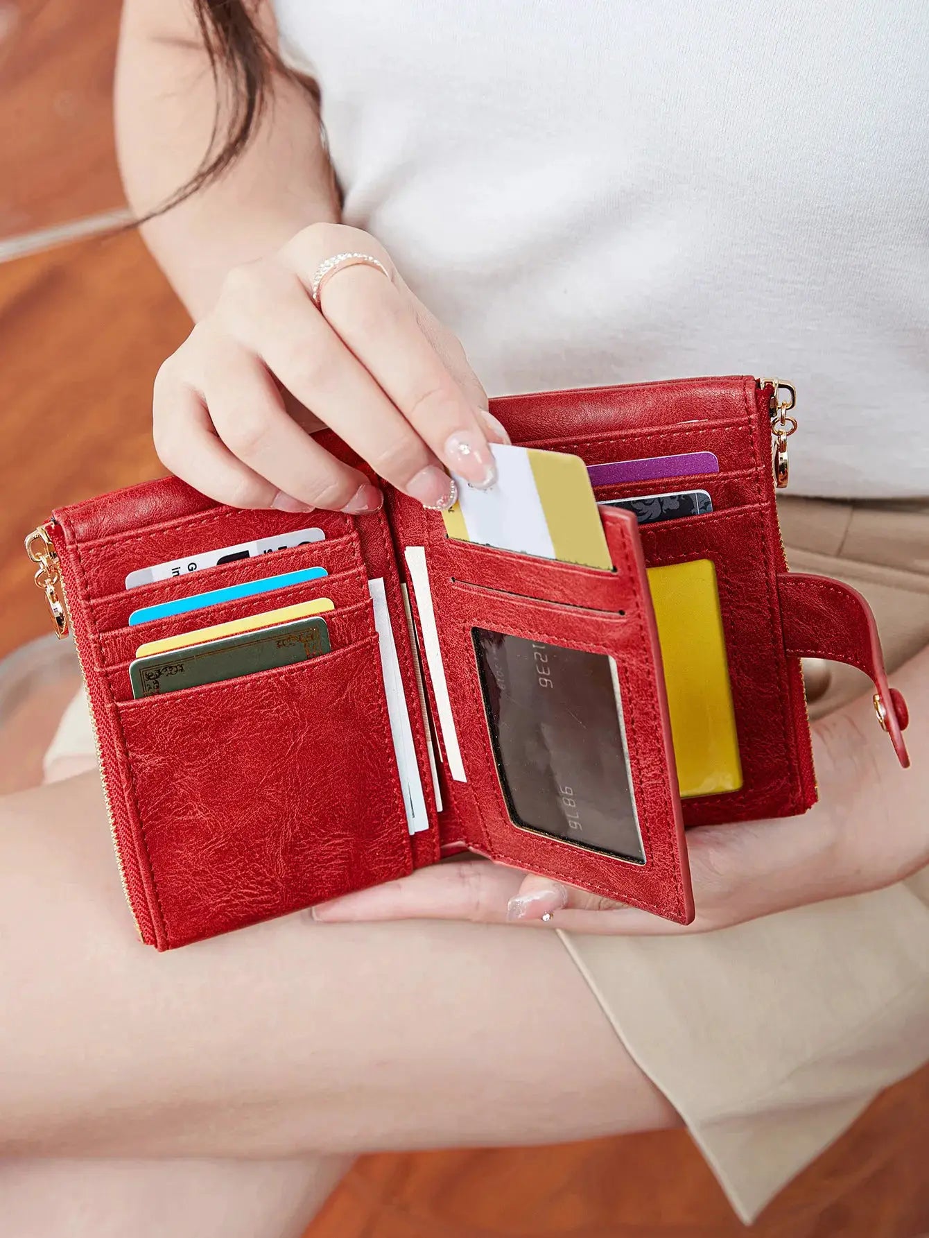 Simples Market red wallet with multiple card slots and double zipper