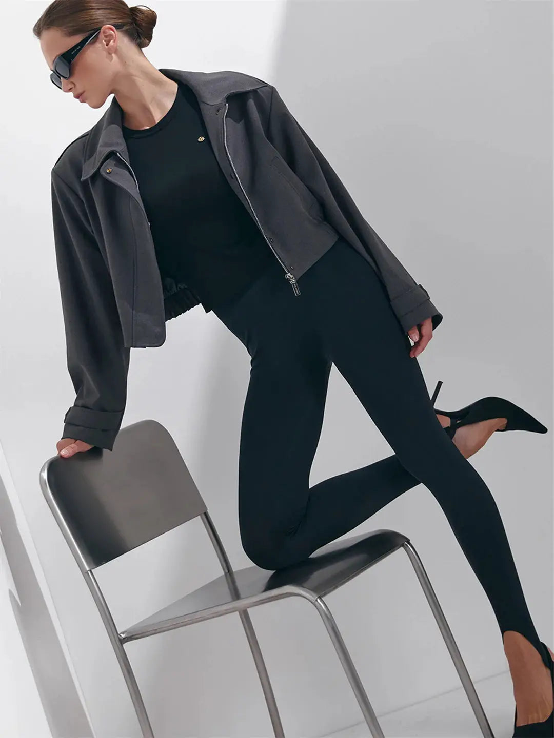 Seamless black high-waist yoga leggings by Simples Market for hip lift