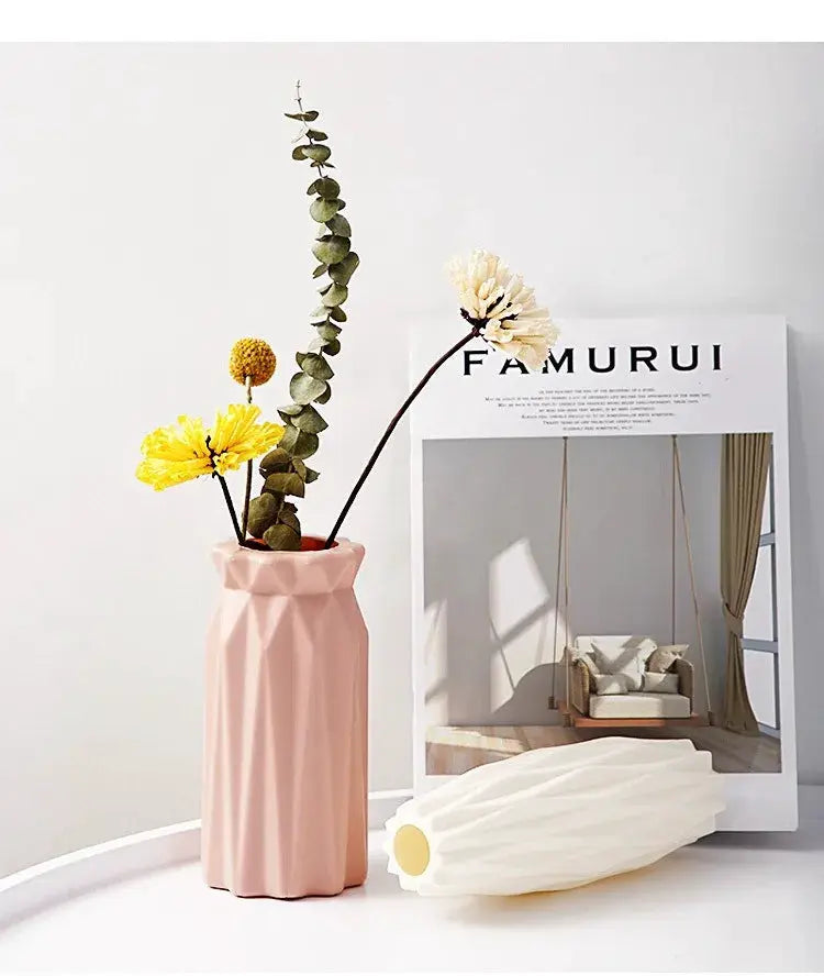 Pink Nordic plastic vase with geometric facets for flowers, by Simples Market
