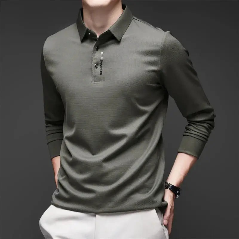 Men's long-sleeve polo shirt by Simples Market in olive green with badge, breathable and versatile top.