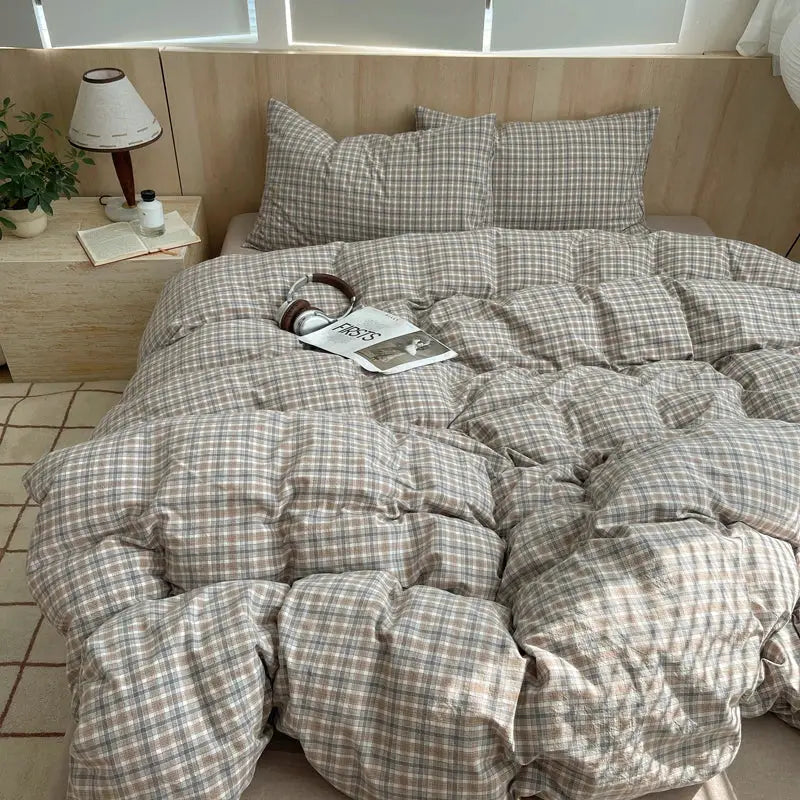 Simples Market striped 100% cotton bedding set with duvet cover and 2 pillowcases in beige plaid on bed